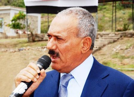 رئيس الجمهورية يلقي كلمته أثناء زيارته معسكر اللواء 14 مدرع حرس جمهوري بتعز أمس